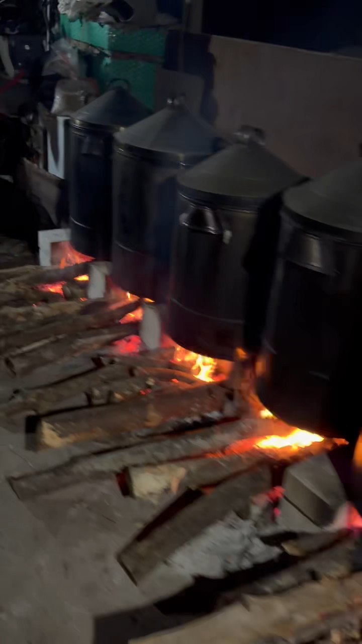 印尼产地实拍：柴火土灶上架着大锅煮小金刚原籽，用于去皮与软化果肉