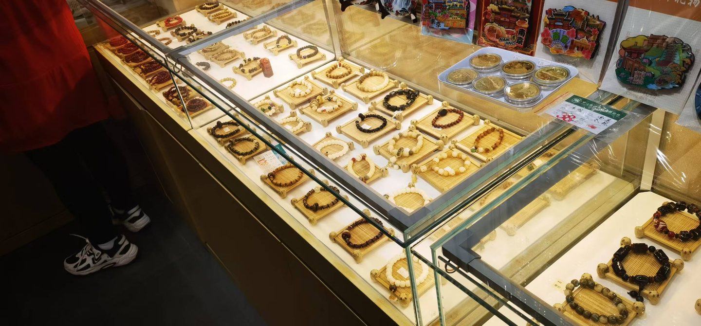 门店玻璃柜台内多串天然材质手串平铺近景